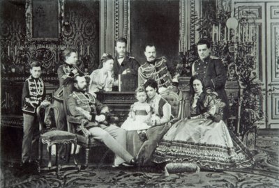 Familieportret van keizer Alexander II door Russian Photographer